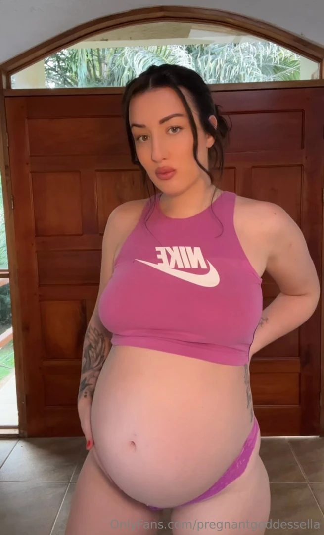 22 weeks amp looking thickkkk swipe for preggo titties 