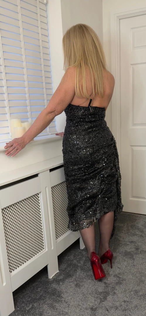 Good evening fans sometimes i wear clothes and fancy dresses when i go 