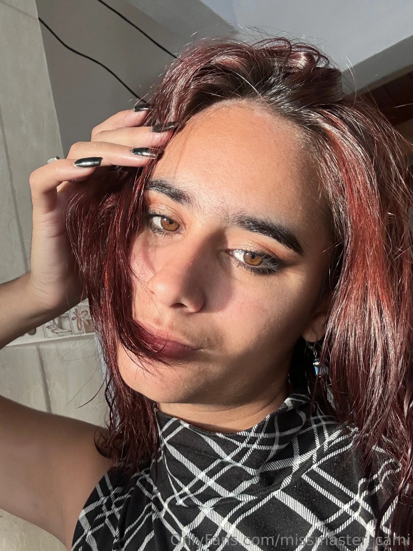 My precious eyes catch your attention 