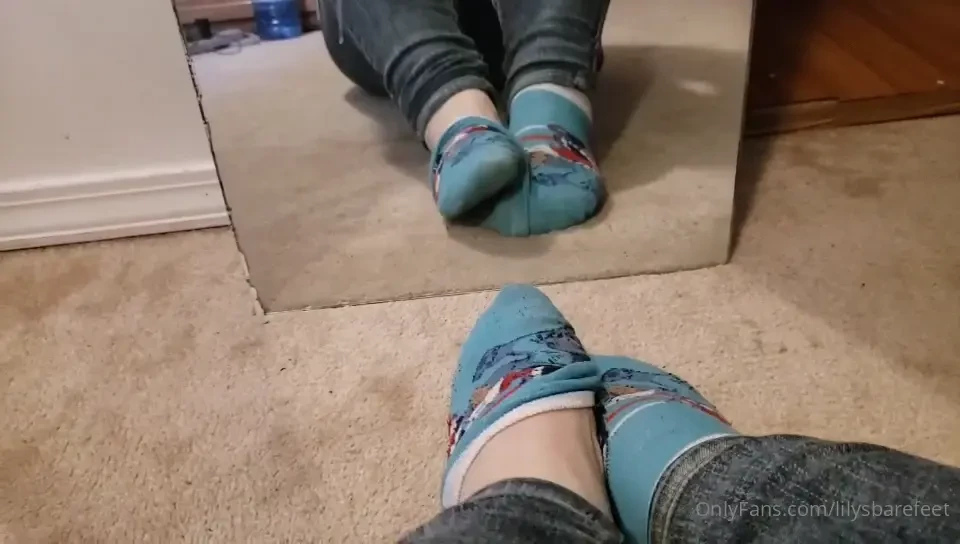 Keep swiping to take my socks off 