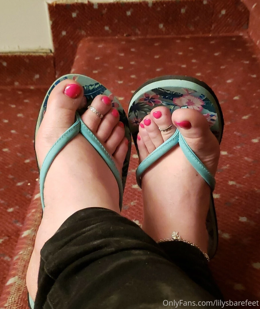 Just admiring my pretty feet while at work sellingcontent feet part 1 