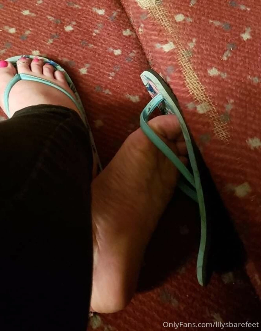 Just admiring my pretty feet while at work sellingcontent feet 