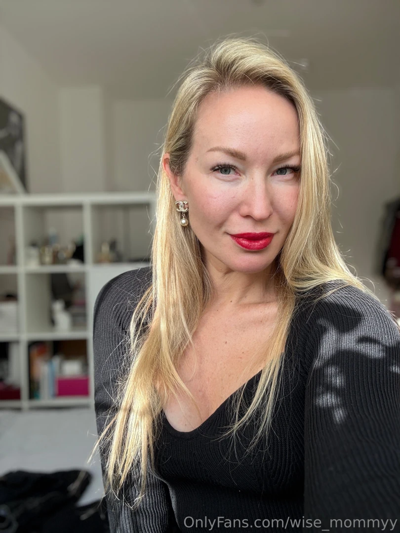 Red lipstick show confidence and sexy femininity 