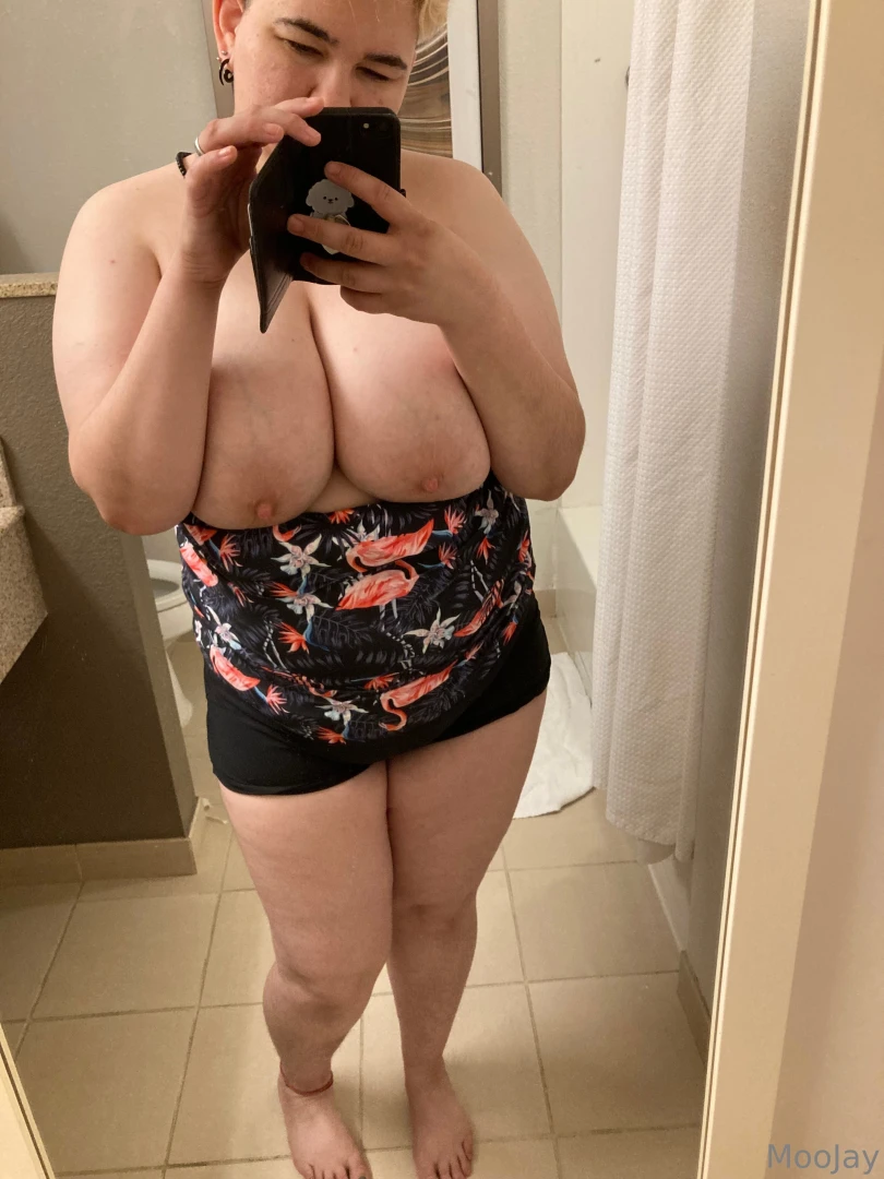 I wanna make some solo content in a love hotel they re really pretty 