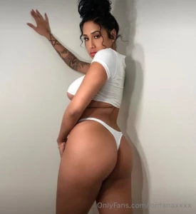 I bet you can t take your eyes off me now too bad i m not looking away