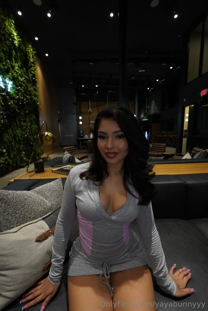 Thick dildo tapes this college girl is out of class and ready to get 