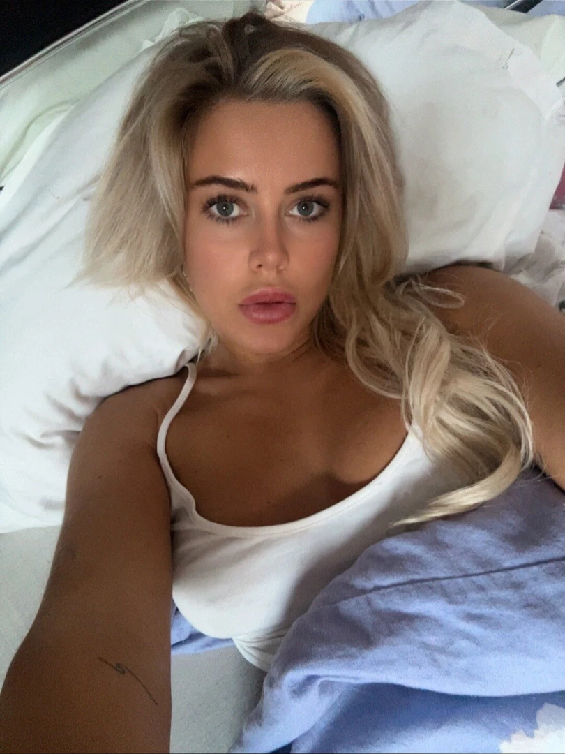 Good morning pics freshly out of bed by the way i don t wear pants part 1 