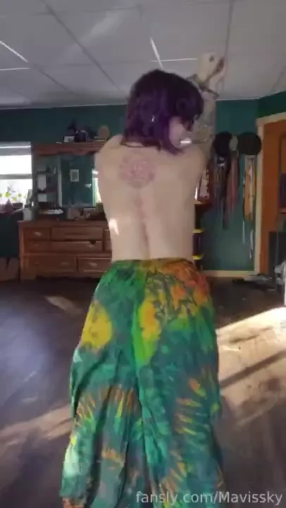 Some little hippie booty shake 