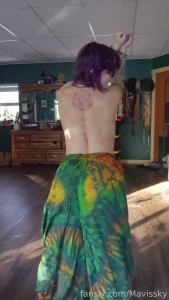 Some little hippie booty shake