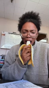 princessailaa - I tried deep throating a banana it did not go well part 1 