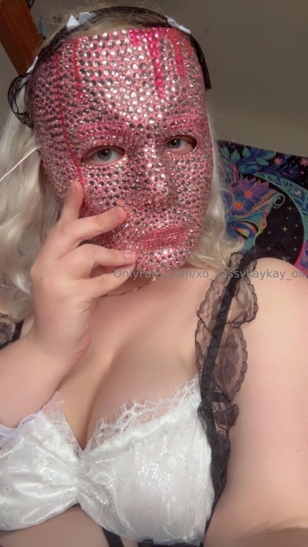 Maid set look at the selfie at the end i think it s cute look at that 