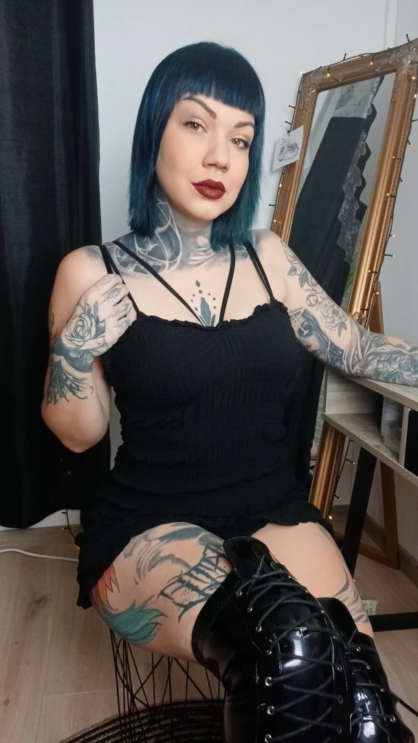 Not your basic girl she s the boss who loves latex dm me if you want a part 1 