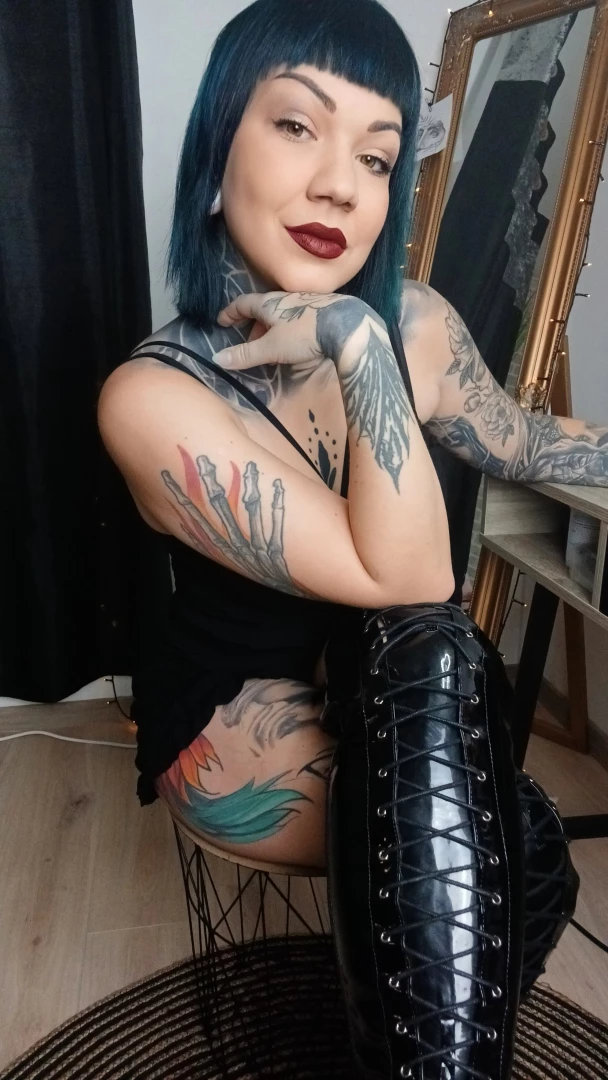 Not your basic girl she s the boss who loves latex dm me if you want a 