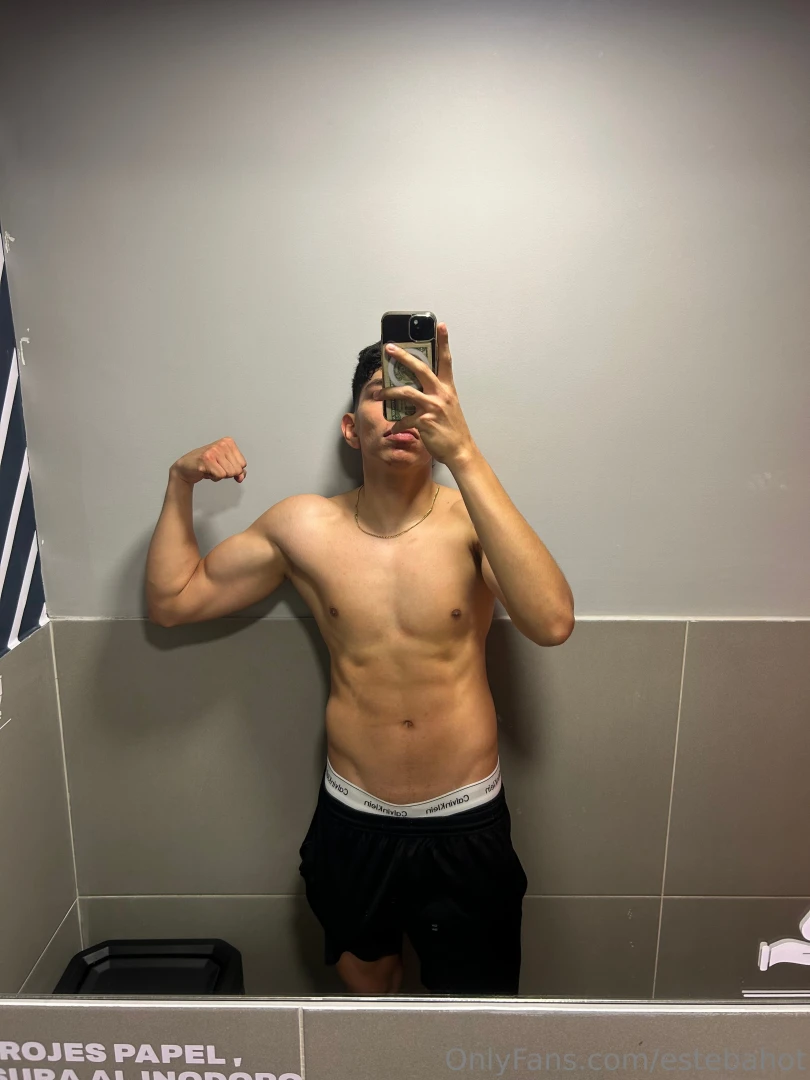 Despu s de runa rutina tensa en el gym me vine al ba o y me empiezo a 