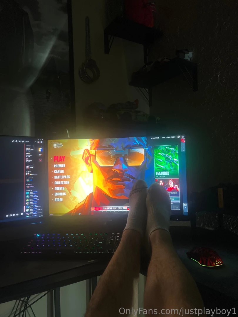 Wish i had someone to rub my feet while i play 