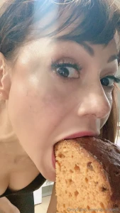 Snack time i like them big