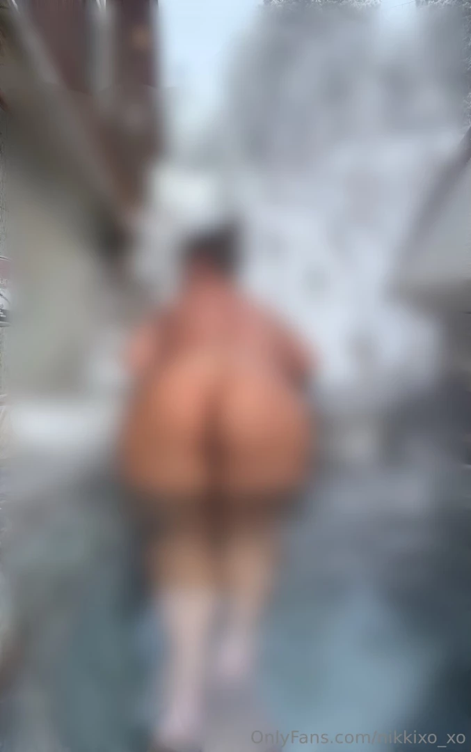 Hot tubbing in the snow 