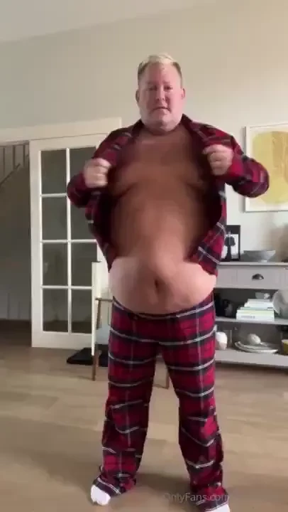 Trying on my new 4xl pyjama s but i really don t know if i should keep 