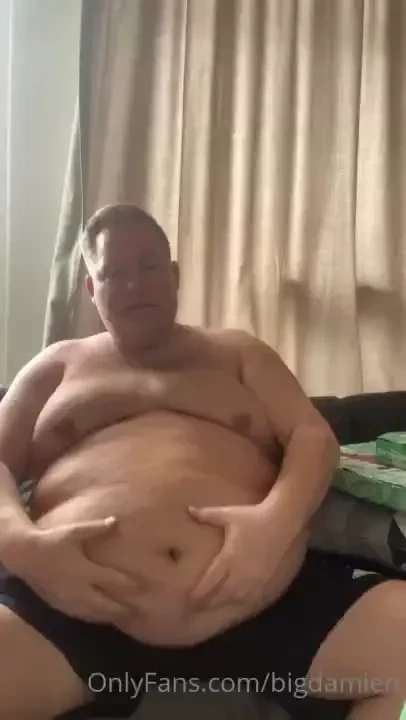 Eating talking about my 175kg status getting horny and showing off my 