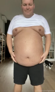 For all of you who like fat guys in tight clothes here i am in my new part 2