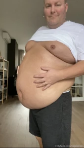 For all of you who like fat guys in tight clothes here i am in my new part 3