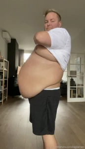 For all of you who like fat guys in tight clothes here i am in my new part 6