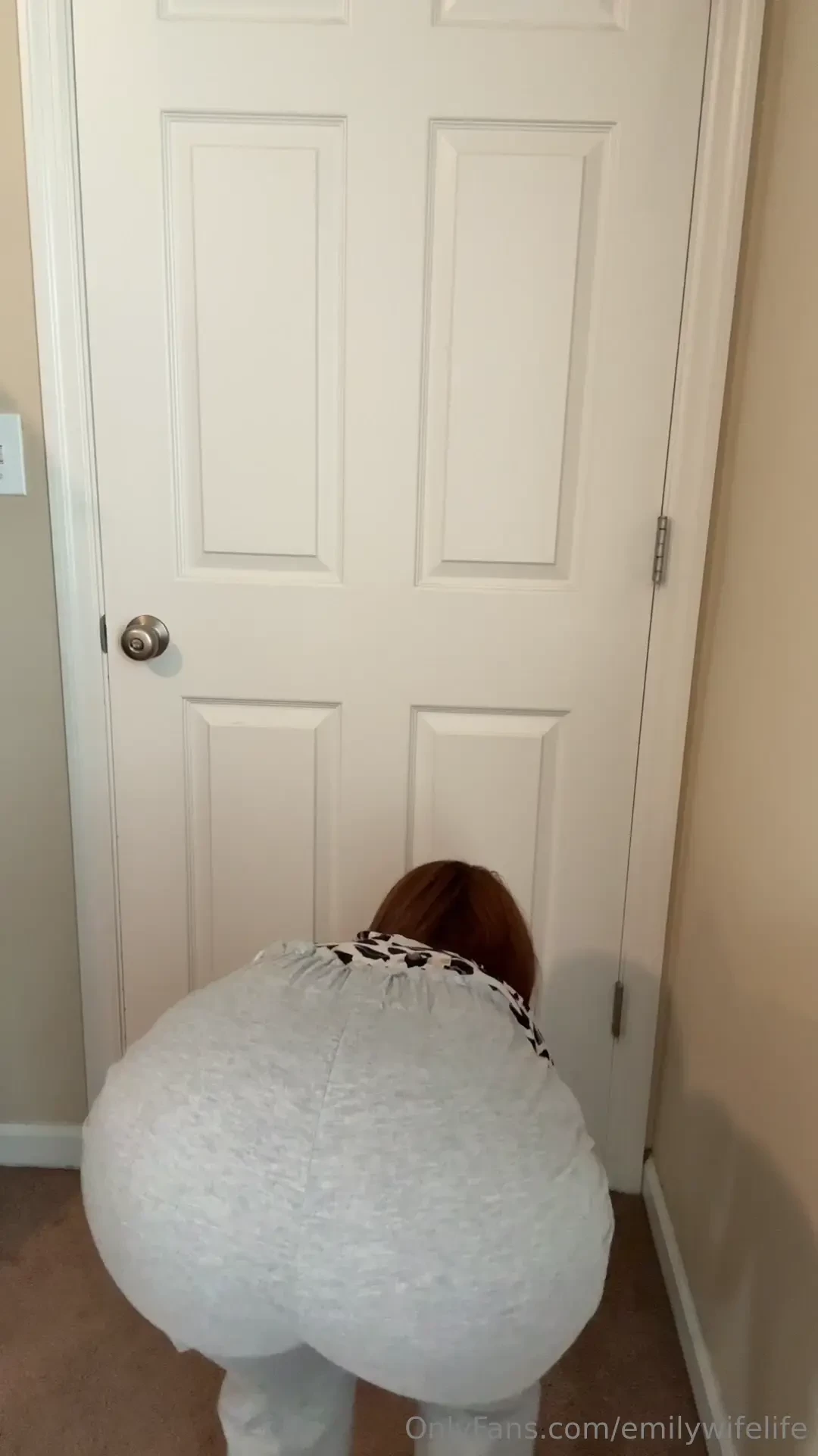 Peeker at the workplace check you dms 