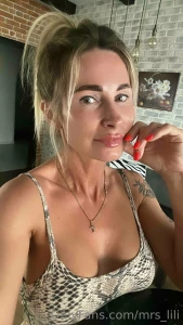 Tell me who this beauty is that i keep seeing in the mirror