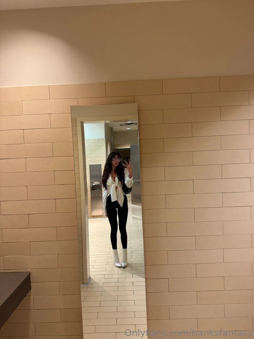 Sos - im at the mall and everyone keeps staring at me idk why 