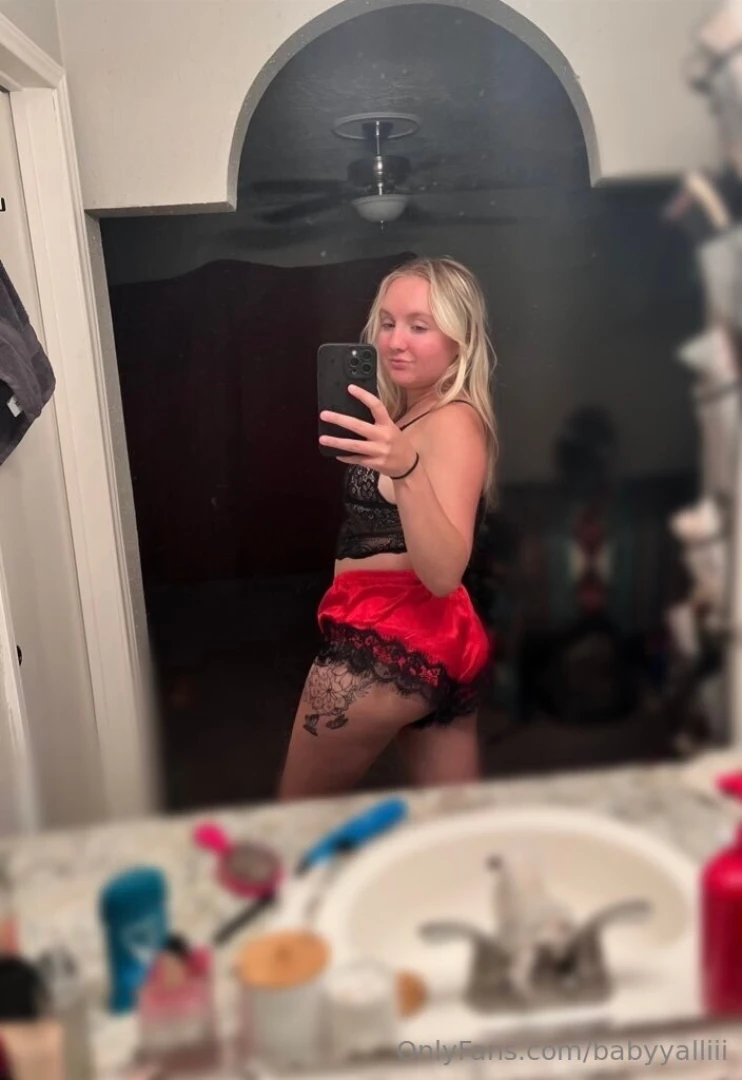 I m rubbing my pussy in bed waiting for you 