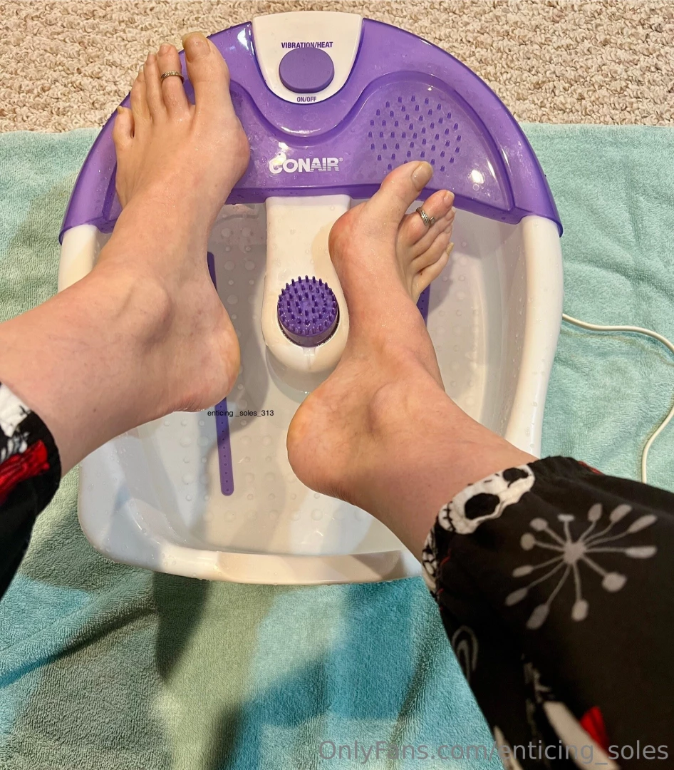 It s so cold in the d gotta warm up my tootsies 