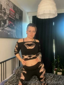 T n n mun paras kaveri muutti alakertaan ja h nt auttaessa meni p iv