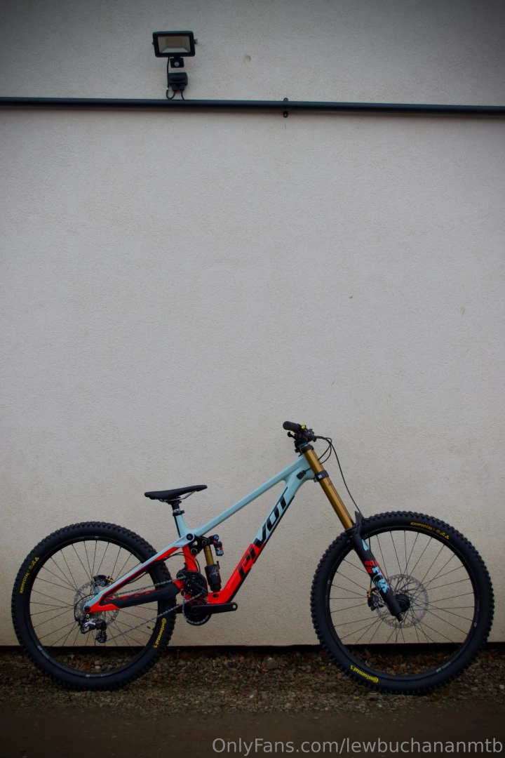 Quite excited to give this bike a go on monday the new 2025 pivot 