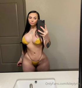 Who s hanging w me this weekend