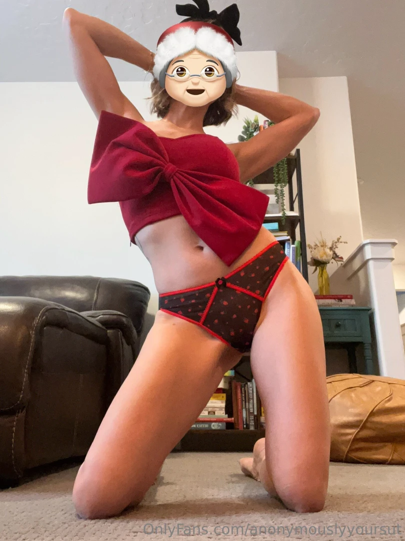 Trying to give sexy mrs claus vibes 
