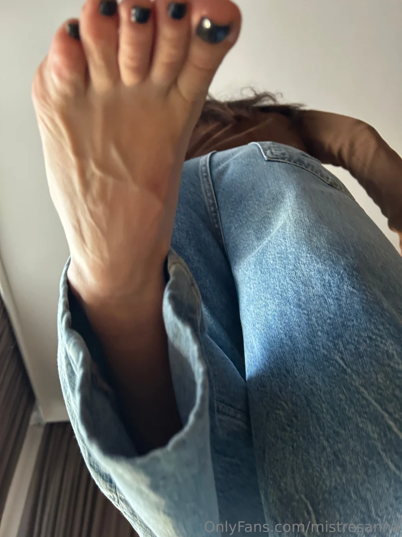 Suck my toes slave 