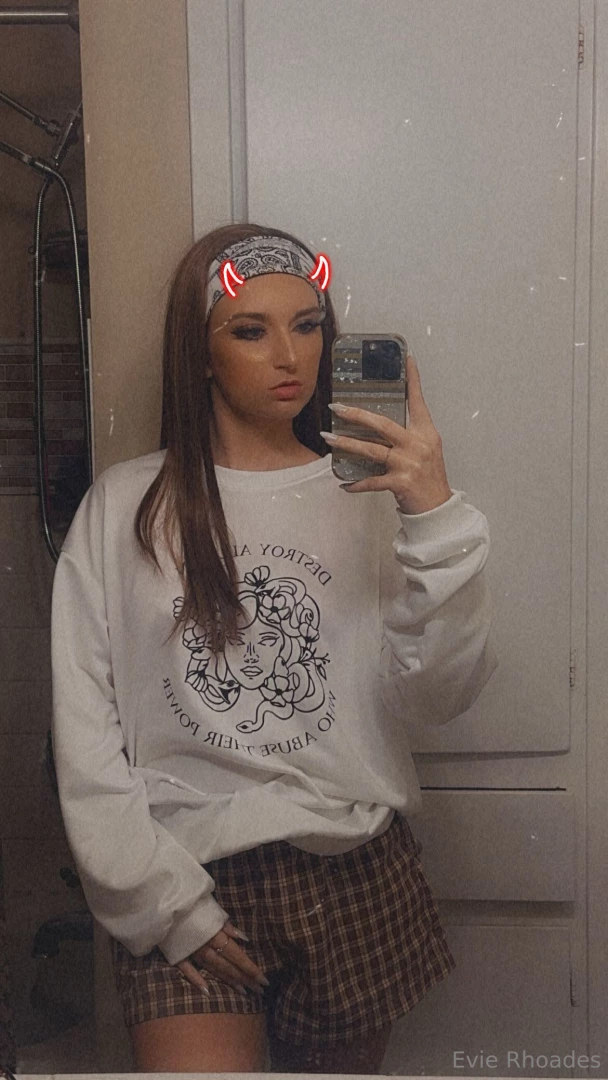 Just a girl who loves mirror selfies 