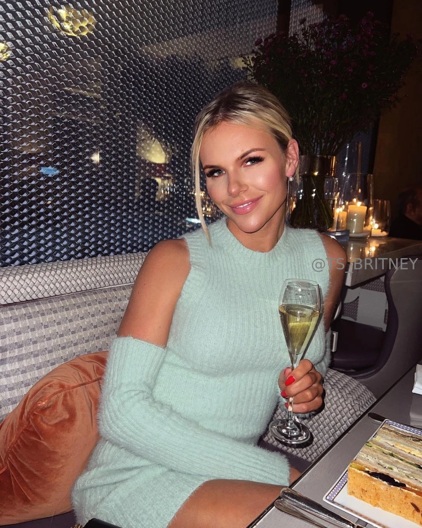 I taste like champagne and sin tell me do you like luxury 