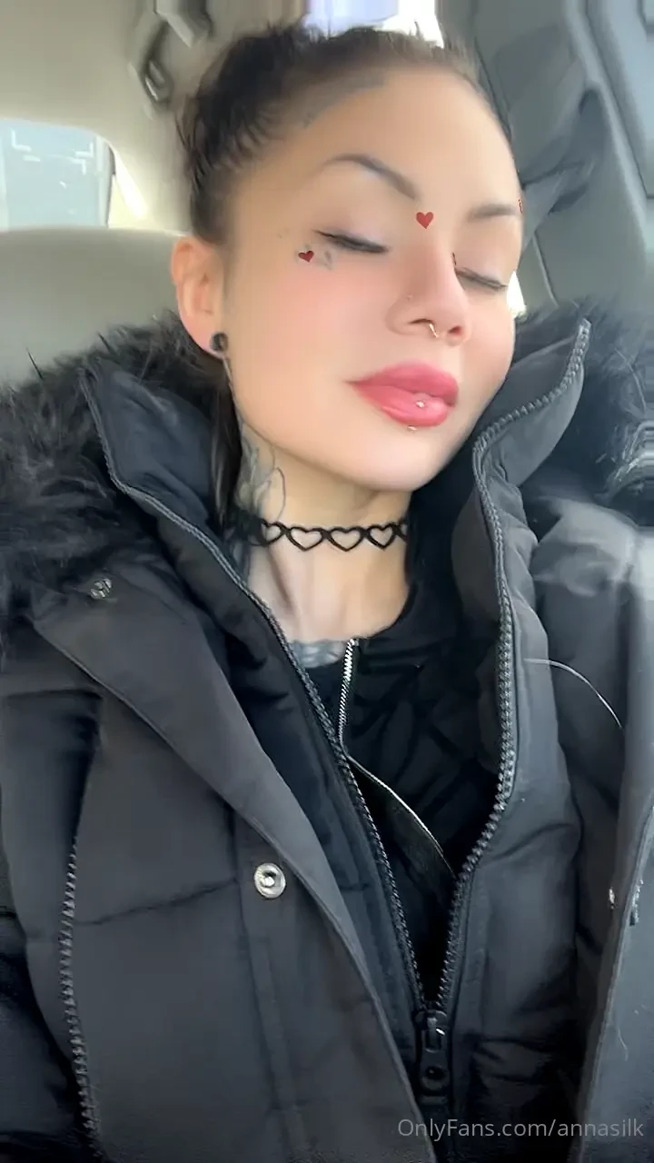 I m thinking of trying a new hairstyle should i go bold with color or 