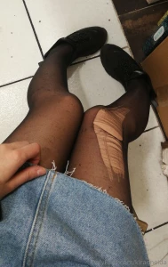 Who like black long tights p