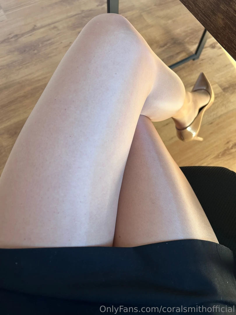 Get under my desk and give my nylon feet the attention they deserve 