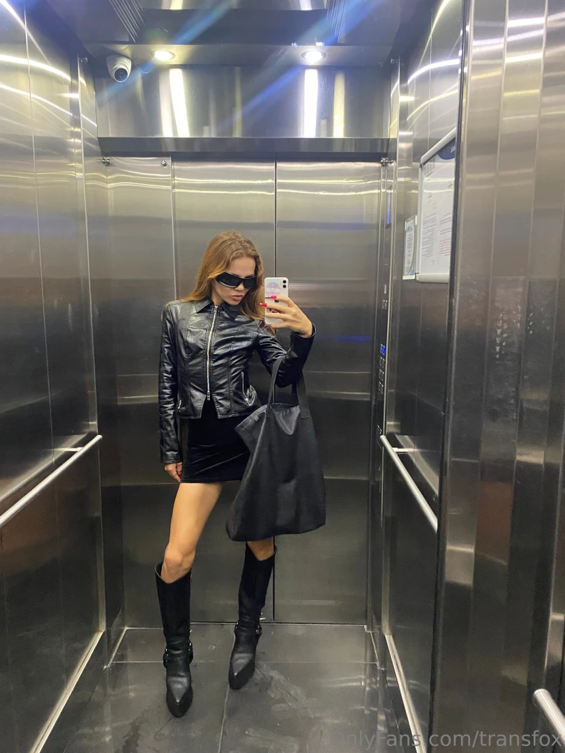 Stuck in this elevator b ut would you rather be stuck with me 