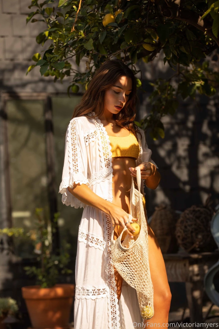 When life gives you lemons check your dms in a few for the view 