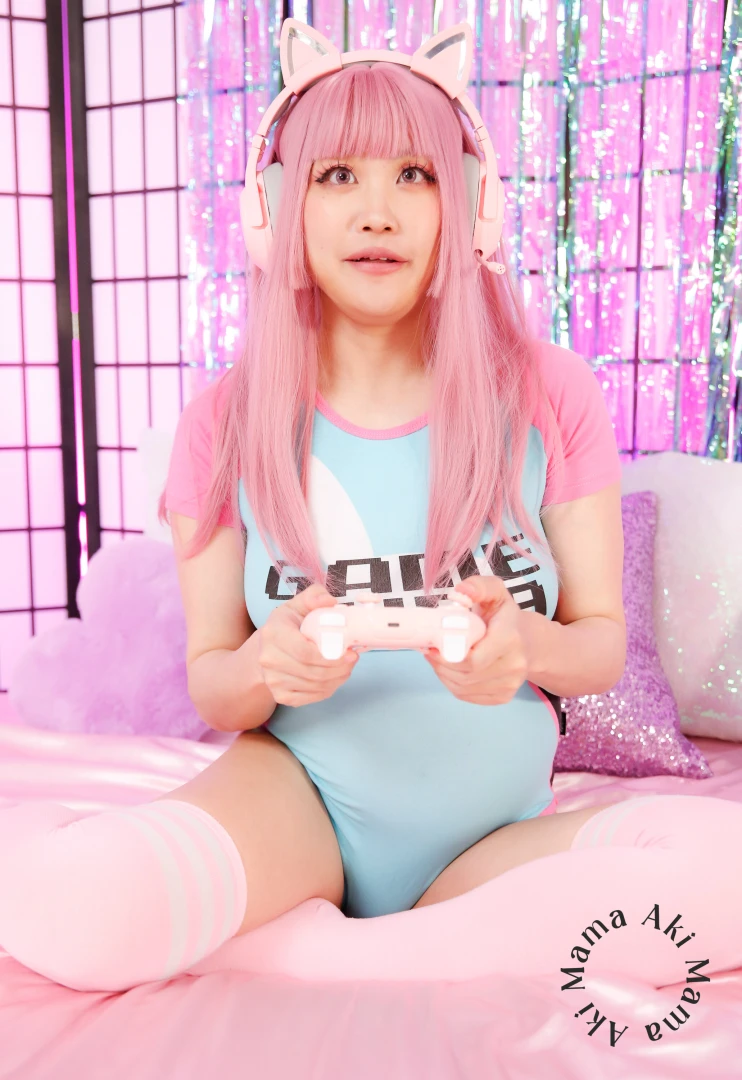 Here is the 40 image photo set for gamer girl i think it might be my part 32 