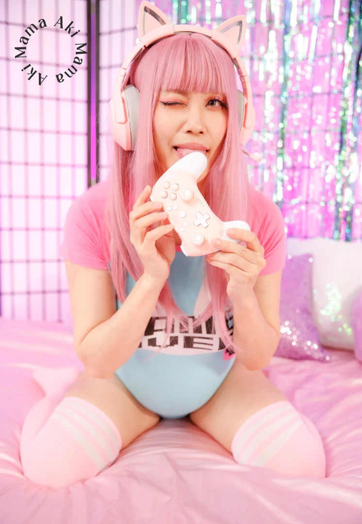 Here is the 40 image photo set for gamer girl i think it might be my part 9 