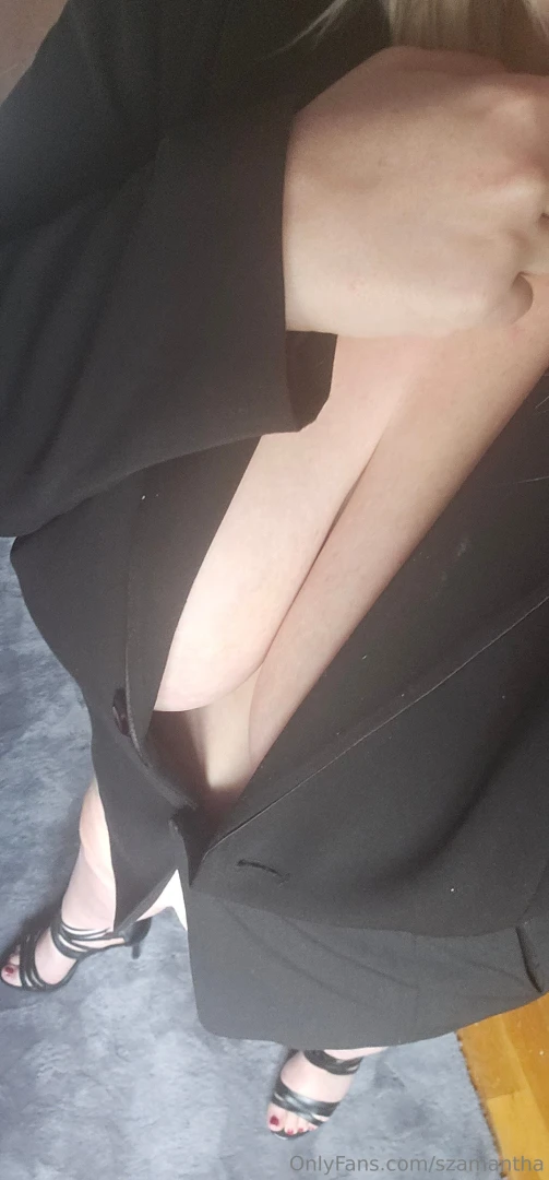 The work clothes required by my horny boss in the office 