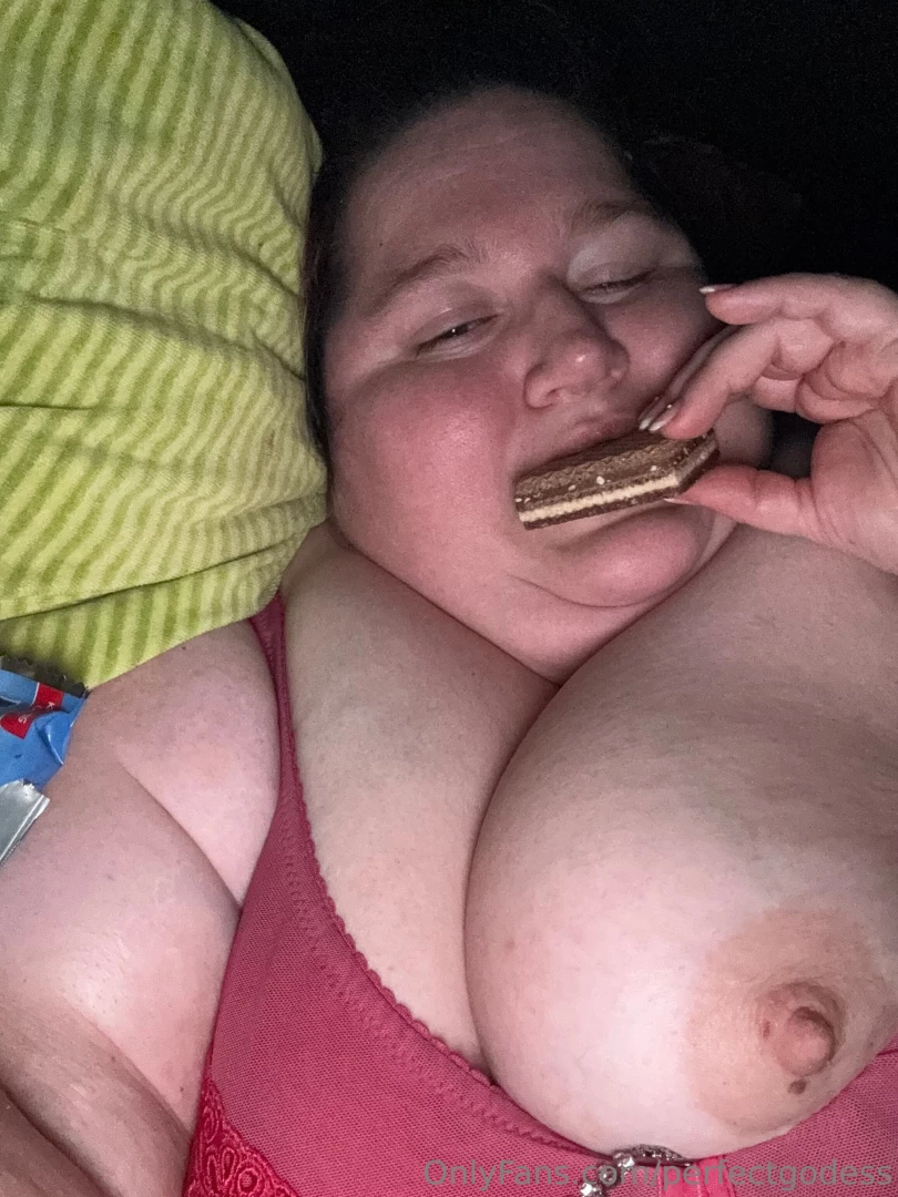 Piggy is snacking before sleep so she can grow bigger part 1 