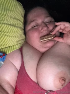 Piggy is snacking before sleep so she can grow bigger part 1