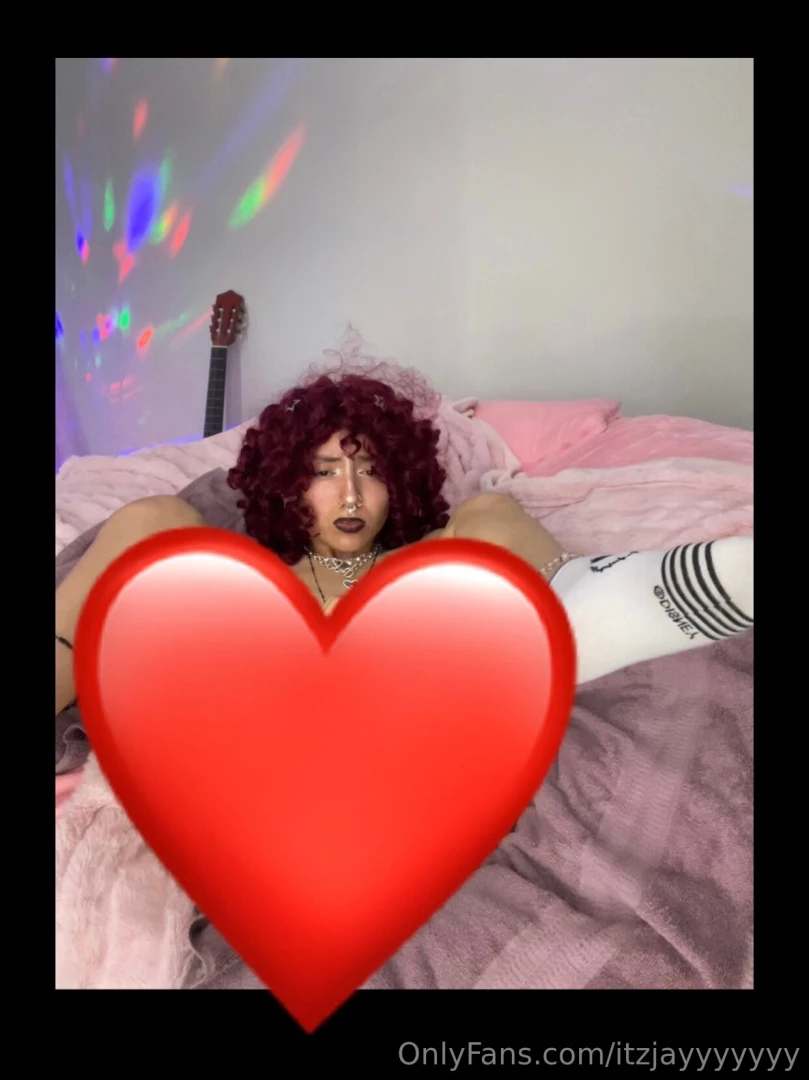 Come watch me play with my new dildo 