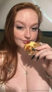 Tryna eat this whole pizza box for my after dinner snack